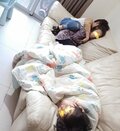 インリン、ソファで二度寝する子ども達の様子を公開「なんだかリアルな夫婦みたい」