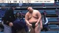 「様子がおかしい」土俵下に転落した力士、勝ち越し決めるも心配の声 土俵下で呼出も心配顔