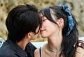 「12回くらいキスしてる」紅白出場アーティスト、イケメン俳優とキス連発「カップルみたい」