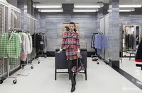 「可愛いなぁ」koki,、トムブラウンを着こなすキュートかつ大人っぽいオフショットに反響