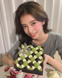 NiziU・リマ、お家でひと足はやいデビュー祝い 上目遣いショットが「可愛すぎ！！！！」と話題