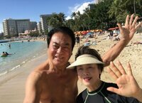 高橋英樹 ダイヤモンドヘッドを背景に自撮り練習の成果を披露