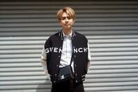 片寄涼太のシャッターの前でのクールなオフショットに「イケメンすぎて眩しい」「めちゃくちゃオシャレ」と絶賛