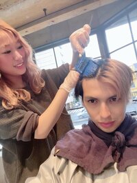アレクサンダー『髪をブルーに染めるよん❗️❗️』