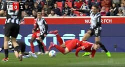 関係者全員がブチギレ合う！“イエローカード貰いすぎ男”が大暴れ　審判に猛抗議、相手と激しい口論… 背後から股下に“殺人タックル”を炸裂した瞬間