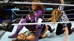 「ピクリともしないwww」123キロ“全体重のせ尻爆弾”で女子レスラー瞬殺KO　「これより説得力あるフィニッシャーあるか？」82秒の“圧殺劇”にファン呆然