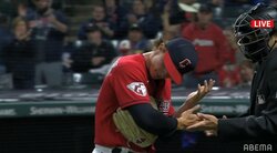 粘着物質を疑われた若手投手、審判に「今日は髪の毛チェックはいいの？」と頭を差し出す 数日前は入念に頭を撫でられていた