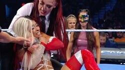 「腫れてるな」鼻骨折のお騒がせ女子が痛々しい“フェイスガード姿”で登場→ブチギレ暴走でまさかの展開に「マスクまで剥がしたのに…」