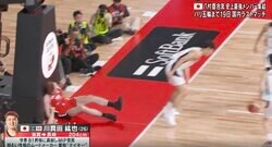 アリーナ騒然… "リアル・桜木花道"が豪快に吹っ飛ばされた！ 頭を強打→笑いながらプレー続行する不死身シーン「頑丈だなw」「体の強さはマジで花道」