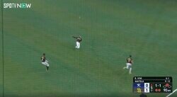 「なんで追いつくんだよ！」「足速すぎだろ」超人的な加速→“爆速スライディングキャッチ”が炸裂した瞬間　松井裕樹を救ったMLB屈指の超怪物のファインプレー