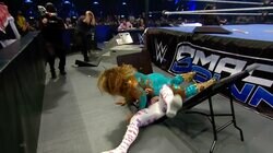 「お前がドン引きするんかい」120キロ超え女子レスラー、金髪美女ごと“テーブル真っ二つ”危険ダイブ→まさかの展開に“顔芸連発”リアクション