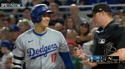 えっ？どういう状況…！？ こんな選手は見たことない…？ 大谷翔平、いい人すぎる　審判とのほっこりシーンが世界中で話題に「誰とでも仲良くできるなw」「めっちゃ笑顔」