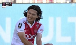 「何するんや！」南野拓実、後方から“足首キック”の被害…「イエローだろ」苦痛の表情にファン心配