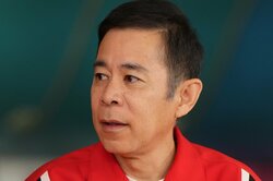 アキレス腱断裂の岡村隆史、“英語禁止ボウリング”にまさかの助っ人登場するも…「カメラ前出て大丈夫？」の声