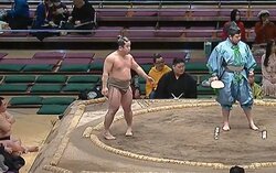 大丈夫ですか…？ 勝った力士が“異変”を察知 駆けつける様子に「やさしい」「いいぞ」