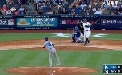 球場騒然！ 山本由伸、“火の玉ストレート”がヤバすぎる　ヤ軍主砲から完璧すぎる“空振り三振”を奪った瞬間「速すぎる…」「今季ベストシーン」