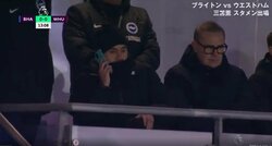 三笘薫の交代も遠隔指示? 出場停止の指揮官デ・ゼルビ　スマホで“リモート監督”姿が話題に「上から見たほうが有利ではw」「そりゃ足上げちゃいますよねｗ」