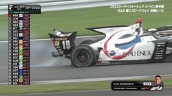 ドライバーも絶叫する悲劇 日本最速レースで“三輪走行”のアクシデント 2周目のタイヤバーストに「壊れたら何百万円でしょ？」「不運だな」