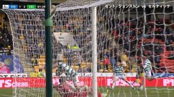 謝っても許さない！古橋亨梧がボールを抱えて強烈ショルダータックルをかまし相手GKがブチギレた瞬間！あわや喧嘩勃発のイエローカード事件にファン「無駄すぎる」「何やってんの」