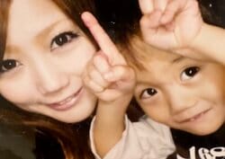 「昼は工場、夜はラウンジ」“リアル14才の母”が明かす3時間睡眠の育児生活…夫とは息子が生後8か月の頃に離婚