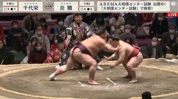 行司の「まだまだ！」の声にも止まらない強烈プッシュ 勝負前から吹っ飛ばされた炎鵬のびっくりシーン