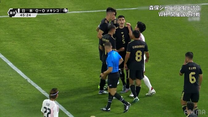 「レーザー飛ばされてない？」危険プレーに抗議中の日本代表キャプテンが狙われファン怒り「航に当てるのやめろよ」 5枚目