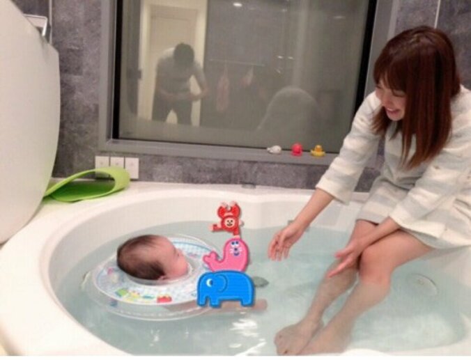 アレク　妻・川崎希が息子をお風呂に入れる姿を公開「楽しそうだな」 1枚目