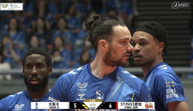 うわ、めっちゃ睨んでる！ 男子バレー、負けず嫌いすぎる選手の振る舞いが話題 強烈スパイクを止められ… 3枚目