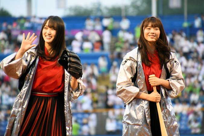欅坂46菅井友香&田村保乃が神宮球場で始球式に登場 1枚目