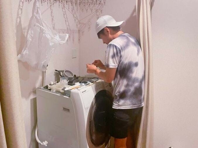  吉木りさ、洗濯機を分解していた夫・和田正人「業者の人に頼むしかないか～と思っていたら」  1枚目