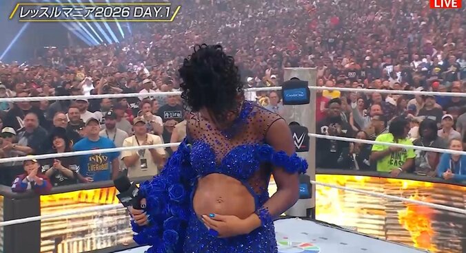 女子レスラー、リング上でドレス脱ぎ捨て“ポッコリ”お腹を披露 妊娠発表を5万人の大観衆が祝福 4枚目