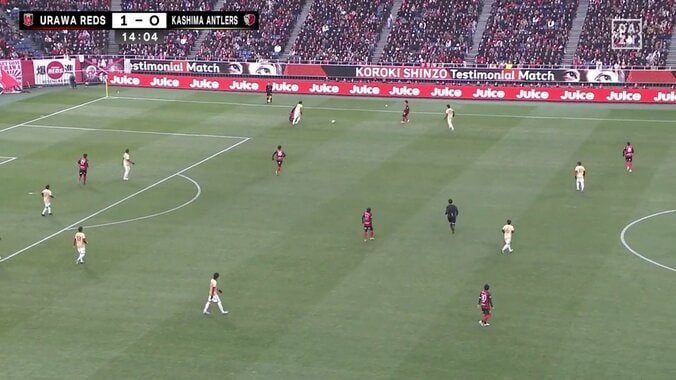 「ブーイングがガチなんよ笑」浦和OBが鹿島OBに弾き飛ばされる→胸をどついて応戦「いちゃついてるな」「面白くていい」一触即発“風”バトルにファン大興奮 3枚目