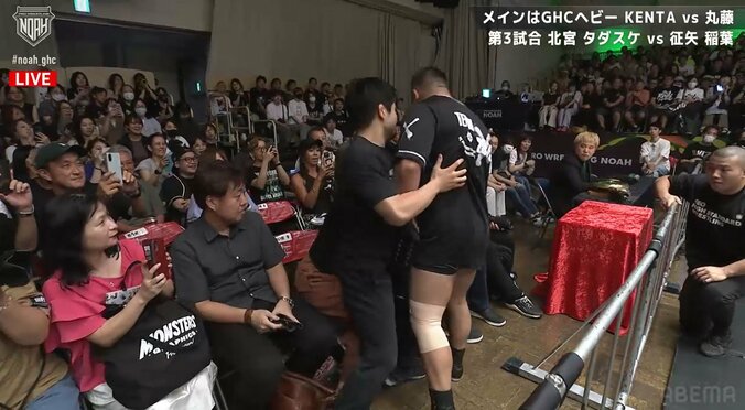 必死に止めに入るセコンドだったが