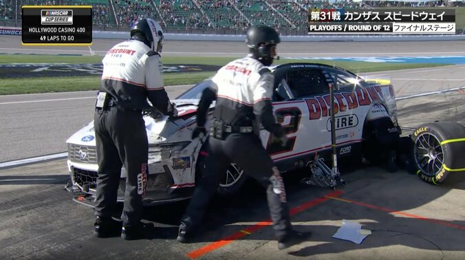 F1ではあり得ない！？ クラッシュしたマシンを「何がなんでも」直したい→驚きの光景に「出ましたね」実況は“驚かなかった”意外な手法 4枚目