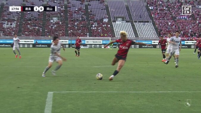 「敵ながら感激」鈴木優磨、豪快過ぎるツイスト反転シュートが話題「身体ねじ切りしそう」「質が高すぎる」完璧裏抜けからの圧巻フィニッシュワークの瞬間 4枚目