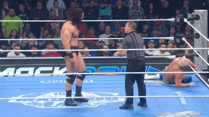 ドリューは浅からぬ因縁を持つ審判ダン・エングラーと口論に