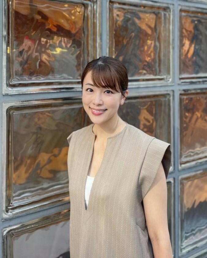  本田朋子、秋冬に沢山着たい洋服を公開「ベージュやブラウンを選びがち」  1枚目