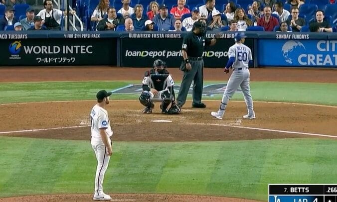 【写真・画像】球場大騒ぎ！大谷翔平、バットぶん投げた「カッコよすぎ」「ヤバいなw」 10号特大アーチで“確信歩き&バットフリップ”…ファン大歓喜　1枚目