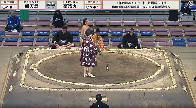 土俵を転がり落ちた朝天舞