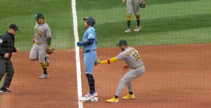 【写真・画像】あわや乱闘勃発！ 戻ってタックル？“謎すぎる危険走塁”「そりゃキレる」「当たり屋かな」両軍ベンチ総動員で一触即発の事態に　1枚目