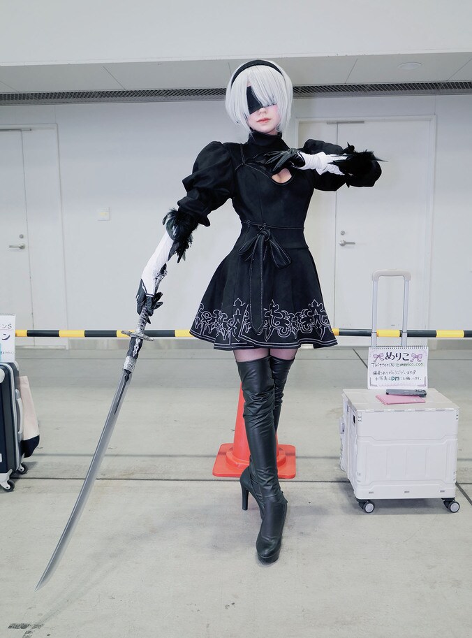 [Photos/Images] A Striking One-Legged Pose: NieR:Automata’s 2B Cosplay—What Was Hidden Under the Skirt to Recreate the Silhouette? 2nd