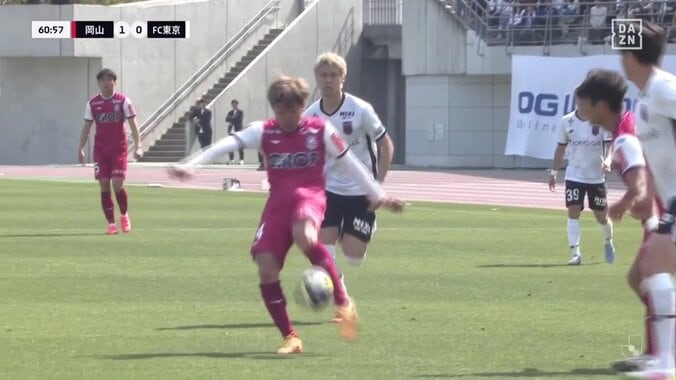 「今節のベストゴール！」「とんでもないシュート」胸トラップからダイレクトで振り抜く30m級ドライブボレーシュート炸裂の瞬間！3連続ゴール取り消し後の正真正銘“キャプ翼級ゴラッソ” 5枚目