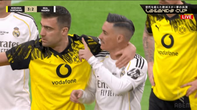 「オッサンたちが乱闘するな」チャリティーマッチでガチ衝突！レアル・マドリード＆ドルトムントのOBが激昂「プライドやな」「普通に揉めてる」 5枚目