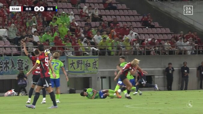 「大丈夫か？」鈴木優磨、空中戦で衝突→顔面流血でスタジアム騒然「顔面にヘディングくらったぞ」 5枚目