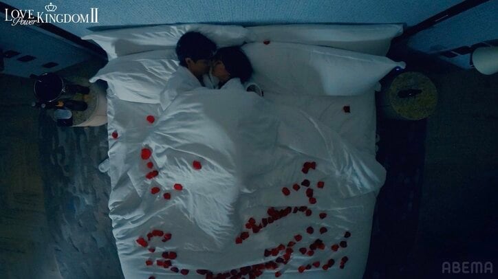 【写真・画像】元AKB、犬系年下俳優とベッドイン!何度もキスを重ね…「大丈夫!?これ」「全部位にキスしてる」スタジオ騒然 3枚目