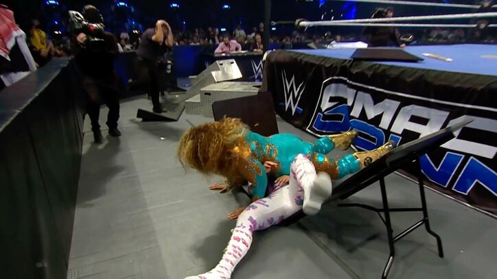 【映像】危険すぎる“テーブル真っ二つ”ダイブ→本人がドン引きの結末に