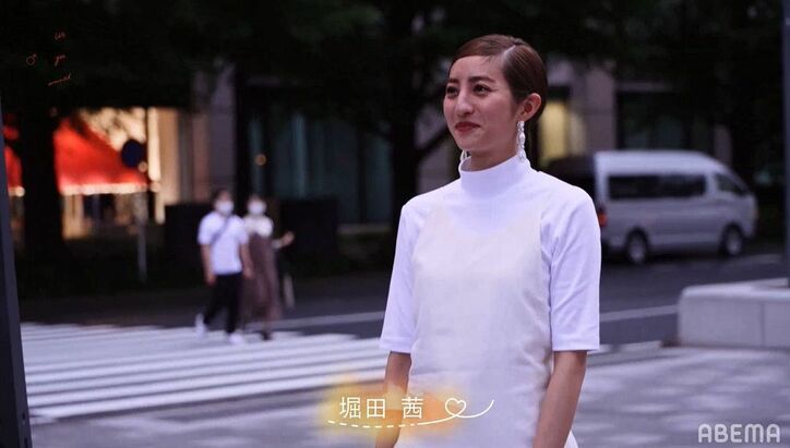 東京駅で妻・堀田茜を待つ正装した白洲迅…カッコ良すぎて「めちゃくちゃ様になってる！」の声『私たち結婚しました』第2話 4枚目