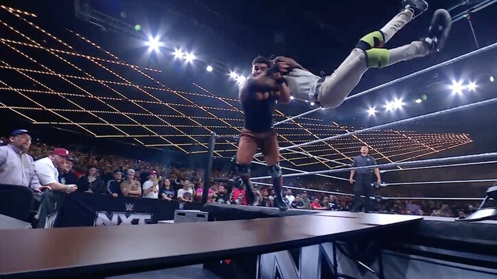 【映像】飛距離がすごい“ロープ飛び越え”場外ダイブ