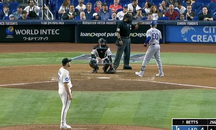 【写真・画像】球場大騒ぎ！大谷翔平、バットぶん投げた「カッコよすぎ」「ヤバいなw」 10号特大アーチで“確信歩き&バットフリップ”…ファン大歓喜　1枚目