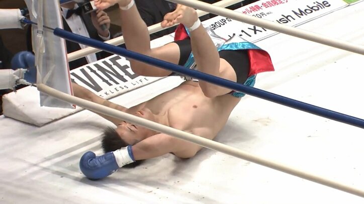 59秒、衝撃バックブロー葬！ 勝っても負けてもド派手KOの“完全決着”男に「攻撃力が異常」驚きの声